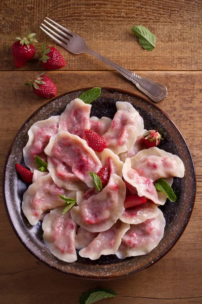 Dumplings Remplis Fraises Baies Pierogi Varenyky Vareniki Pyrohy Boulettes Avec — Photo