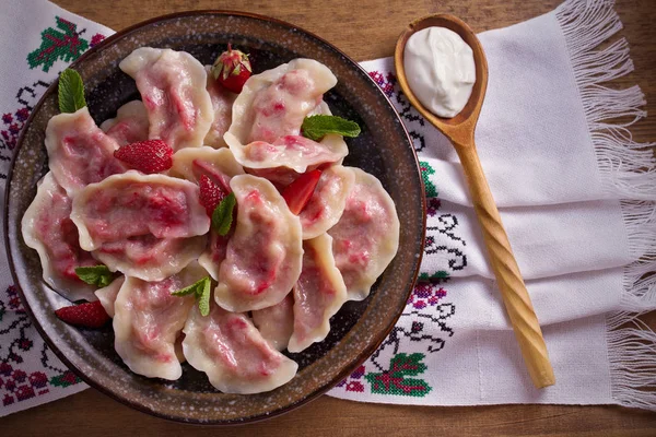 Dumplings Remplis Fraises Baies Pierogi Varenyky Vareniki Pyrohy Boulettes Avec — Photo