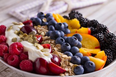 Sağlıklı kahvaltı kase - çilek, müsli, meyve, yoğurt ve Ayçiçeği çekirdeği. Sağlıklı detoks sabah yemek