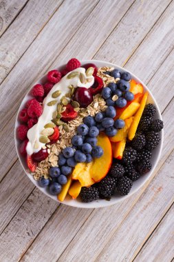 Sağlıklı kahvaltı kase - çilek, müsli, meyve, yoğurt ve Ayçiçeği çekirdeği. Sağlıklı detoks sabah yemek. Yukarıda görmek, en iyi stüdyo vurdu