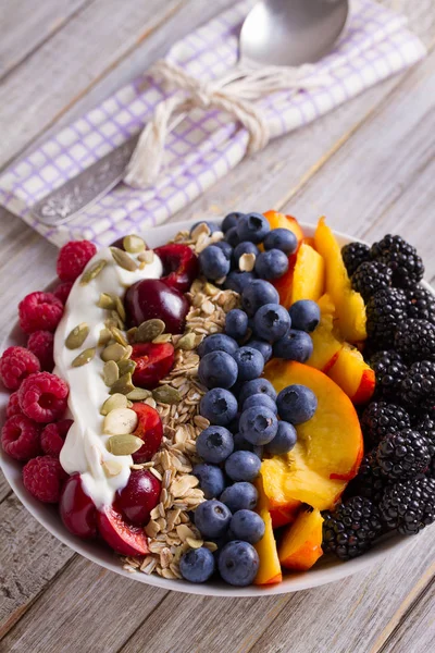 Tazón Desayuno Saludable Bayas Muesli Frutas Yogur Semillas Girasol Comida — Foto de Stock