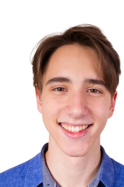 Kameraya bakarak yakışıklı delikanlı. Genç çocuk kot gömlek, beyaz arka plan üzerinde izole closeup portresi