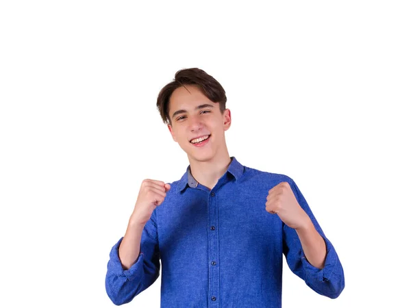 若い男がカメラ見て笑顔します 十代の少年のブルー ジーンズのシャツ 白い背景で隔離の肖像画 — ストック写真