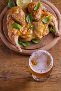 Bir bardak bira ve spatchcock tavuk. İyi pişmiş ve sulu tavuk gazoz için iyi bir besindir. Bira ve et. Yukarıda görmek, en iyi stüdyo vurdu