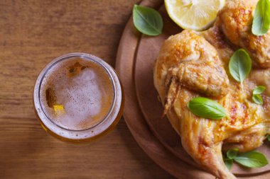 Cam ve şişe bira ve spatchcock tavuk. İyi pişmiş ve sulu tavuk gazoz için iyi bir besindir. Bira ve et. Yukarıda görmek, en iyi stüdyo vurdu