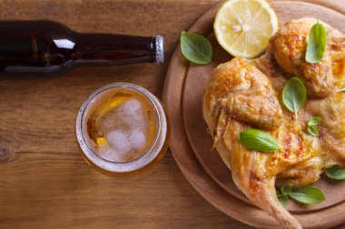 Cam ve şişe bira ve spatchcock tavuk. İyi pişmiş ve sulu tavuk gazoz için iyi bir besindir. Bira ve et. Yukarıda görmek, en iyi stüdyo vurdu