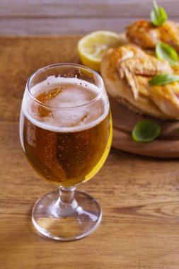 Bir bardak bira ve spatchcock tavuk. İyi pişmiş ve sulu tavuk gazoz için iyi bir besindir. Bira ve et