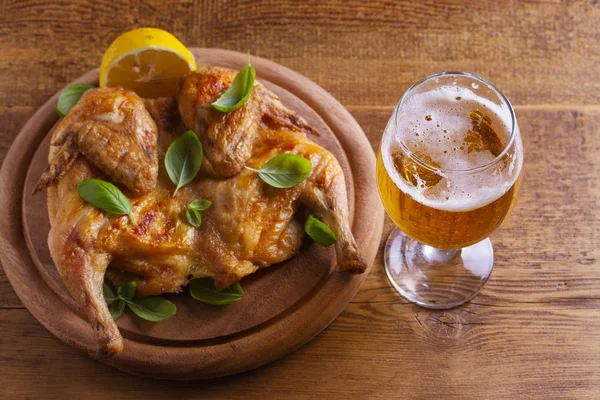 Bir bardak bira ve spatchcock tavuk. İyi pişmiş ve sulu tavuk gazoz için iyi bir besindir. Bira ve et