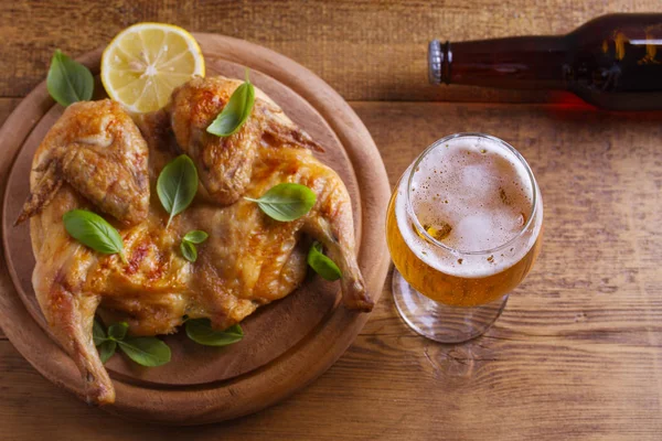 Cam ve şişe bira ve spatchcock tavuk. İyi pişmiş ve sulu tavuk gazoz için iyi bir besindir. Bira ve et. Yukarıda görmek, en iyi stüdyo vurdu