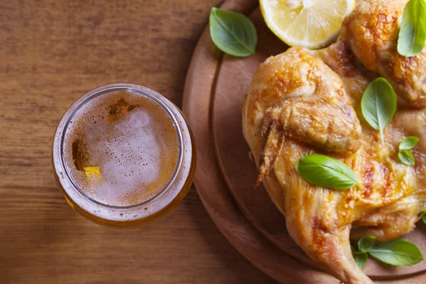 Cam ve şişe bira ve spatchcock tavuk. İyi pişmiş ve sulu tavuk gazoz için iyi bir besindir. Bira ve et. Yukarıda görmek, en iyi stüdyo vurdu