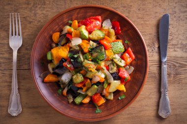 Sebze Güveç: Patlıcan, biber, domates, kabak, havuç ve soğan. Haşlanmış sebze salatası. Tepegöz, yatay