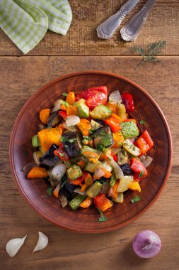 Sebze Güveç: Patlıcan, biber, domates, kabak, havuç ve soğan. Haşlanmış sebze salatası. Tepegöz, dikey