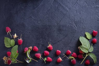 Ahududu siyah arka plan üzerine. Taze olgun tatlı yaz meyveleri. Sağlıklı gıda seçimi. Kayrak afiş arka plan. metin için ek yükü, yatay, yer