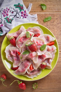 Çilek lezzetli köfte. Çilek ile mantı. Varenyky, vareniki, pierogi, pyrohy. Tepegöz, dikey