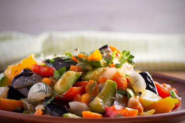 Gemüseeintopf Auberginen Paprika Tomaten Zucchini Karotten Und Zwiebeln Gemüsegeschmorter Salat — Stockfoto