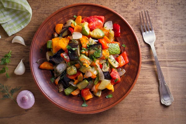 Zeleninovém Salátu Lilek Paprika Rajče Cuketa Mrkev Cibuli Salát Dušené — Stock fotografie