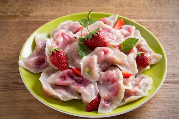 Çilek lezzetli köfte. Çilek ile mantı. Varenyky, vareniki, pierogi, pyrohy. Yatay