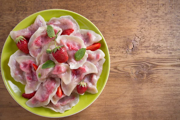 Çilek lezzetli köfte. Çilek ile mantı. Varenyky, vareniki, pierogi, pyrohy. Tepegöz, yatay