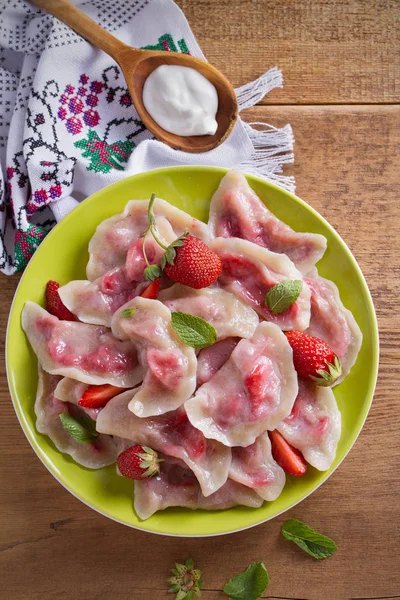 Çilek lezzetli köfte. Çilek ile mantı. Varenyky, vareniki, pierogi, pyrohy. Tepegöz, dikey