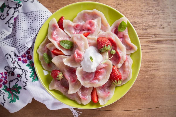 Çilek lezzetli köfte. Çilek ile mantı. Varenyky, vareniki, pierogi, pyrohy. Tepegöz, yatay