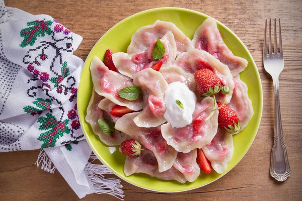 Délicieuses Boulettes Fraises Dumplings Aux Baies Varenyky Vareniki Pierogi Pyrohy — Photo