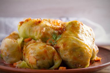 Lahana dolması et, pilav ve sebze ile bırakır. Chou farci, dolma, sarma, sarmale, golubtsy veya golabki - birçok ülkede popüler çanak. Yatay