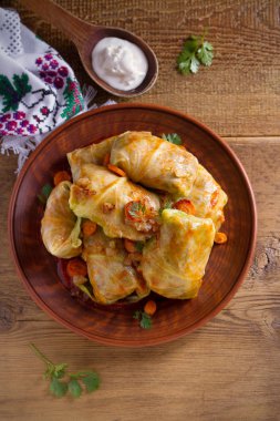 Lahana dolması et, pilav ve sebze ile bırakır. Chou farci, dolma, sarma, sarmale, golubtsy veya golabki - birçok ülkede popüler çanak. Tepegöz, dikey