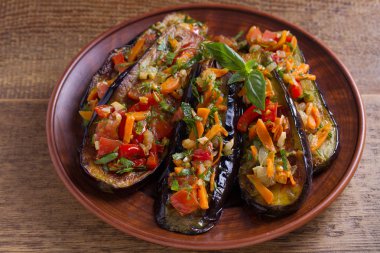 Domates, kırmızı biber, havuç, soğan ve sarımsak ile kızarmış patlıcan tava