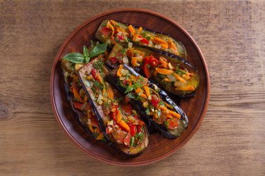 Kızarmış patlıcan domates, kırmızı biber, havuç, soğan ve sarımsak ile pan. Yukarıda görmek, en iyi stüdyo vurdu