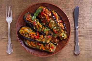 Kızarmış patlıcan domates, kırmızı biber, havuç, soğan ve sarımsak ile pan. Yukarıda görmek, en iyi stüdyo vurdu