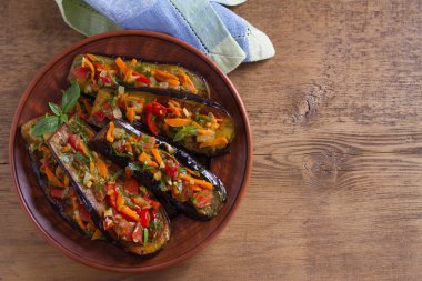 Kızarmış patlıcan domates, kırmızı biber, havuç, soğan ve sarımsak ile pan. Yukarıda görmek, en iyi stüdyo vurdu