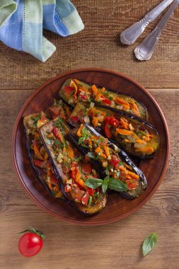 Kızarmış patlıcan domates, kırmızı biber, havuç, soğan ve sarımsak ile pan. Yukarıda görmek, en iyi stüdyo vurdu