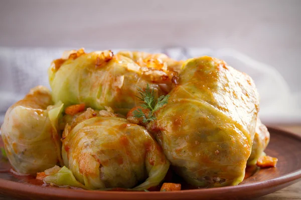 Lahana dolması et, pilav ve sebze ile bırakır. Chou farci, dolma, sarma, sarmale, golubtsy veya golabki - birçok ülkede popüler çanak. Yatay