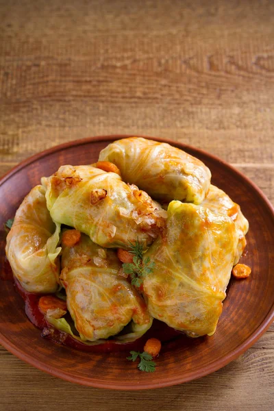 Lahana dolması et, pilav ve sebze ile bırakır. Chou farci, dolma, sarma, sarmale, golubtsy veya golabki - birçok ülkede popüler çanak. Tepegöz, dikey