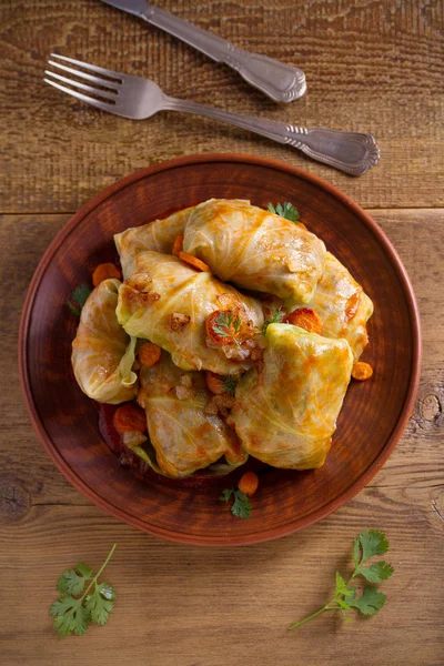 Lahana dolması et, pilav ve sebze ile bırakır. Chou farci, dolma, sarma, sarmale, golubtsy veya golabki - birçok ülkede popüler çanak. Tepegöz, dikey