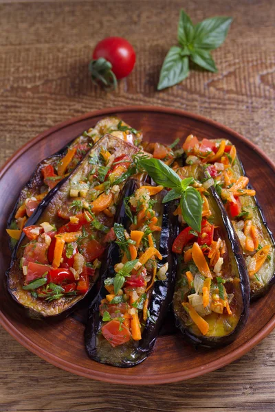 Domates, kırmızı biber, havuç, soğan ve sarımsak ile kızarmış patlıcan tava