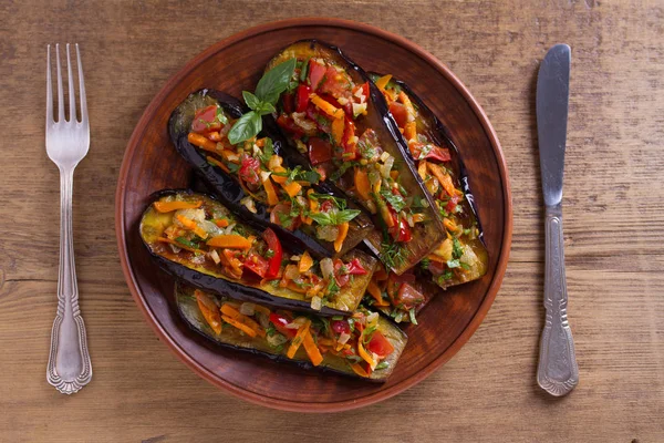 Kızarmış patlıcan domates, kırmızı biber, havuç, soğan ve sarımsak ile pan. Yukarıda görmek, en iyi stüdyo vurdu