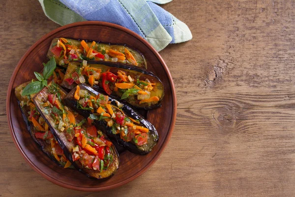 Kızarmış patlıcan domates, kırmızı biber, havuç, soğan ve sarımsak ile pan. Yukarıda görmek, en iyi stüdyo vurdu