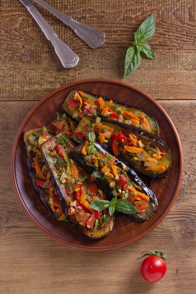 Kızarmış patlıcan domates, kırmızı biber, havuç, soğan ve sarımsak ile pan. Yukarıda görmek, en iyi stüdyo vurdu