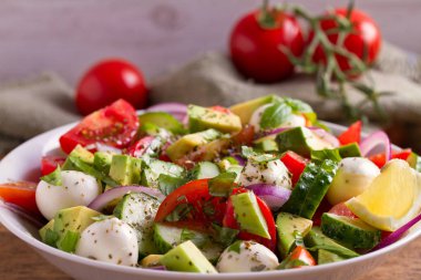 Avokado, domates, salatalık salatası mozzarella peyniri ile 