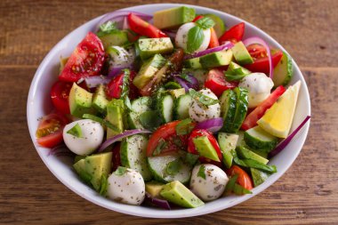 Avokado, domates, salatalık salatası mozzarella peyniri ile 