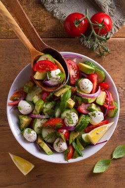 Avokado, domates, salatalık salatası mozzarella peyniri ile. Yukarıda görmek, en iyi stüdyo vurdu 