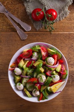 Avokado, domates, salatalık salatası mozzarella peyniri ile. Yukarıda görmek, en iyi stüdyo vurdu 