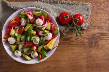 Avokado, domates, salatalık salatası mozzarella peyniri ile. Yukarıda görmek, en iyi stüdyo vurdu 