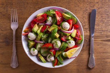 Avokado, domates, salatalık salatası mozzarella peyniri ile. Yukarıda görmek, en iyi stüdyo vurdu 