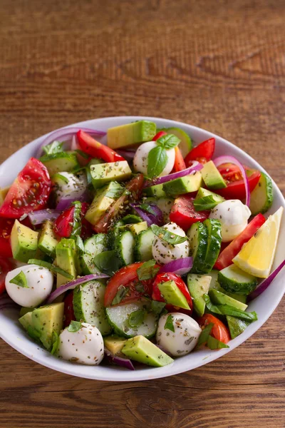 Avokado, domates, salatalık salatası mozzarella peyniri ile 