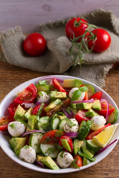 Avokado, domates, salatalık salatası mozzarella peyniri ile 