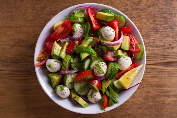 Avokado, domates, salatalık salatası mozzarella peyniri ile. Yukarıda görmek, en iyi stüdyo vurdu 