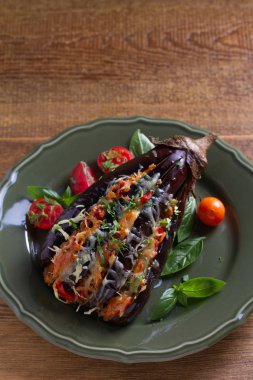 Fırında patlıcan et güveç, domates, kırmızı biber ve peynir ile doldurulmuş. Patlıcan hayranıyım