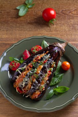 Fırında patlıcan et güveç, domates, kırmızı biber ve peynir ile doldurulmuş. Patlıcan hayranıyım